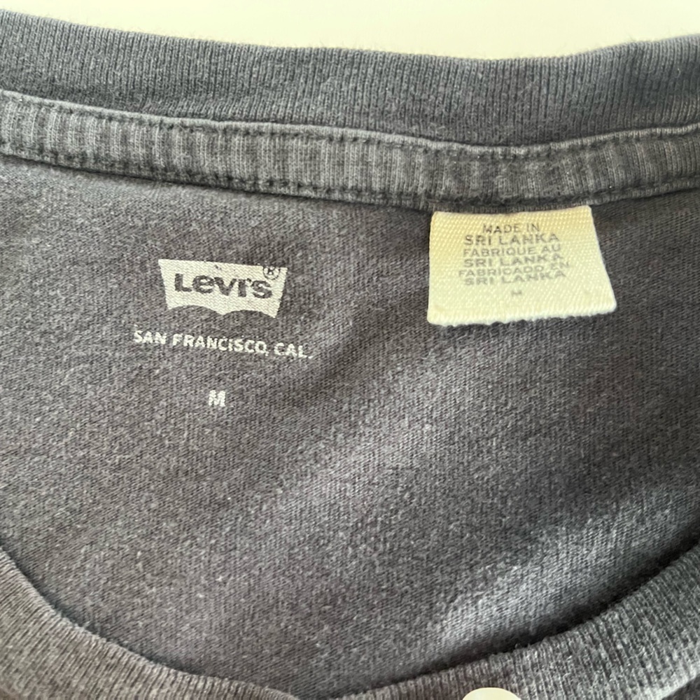 Levi's Black Graphic T-Shirt - Picture 6 of 6
